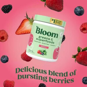 Frasco de Bloom Greens sabor berry rodeado de fresas, frambuesas y arándanos.