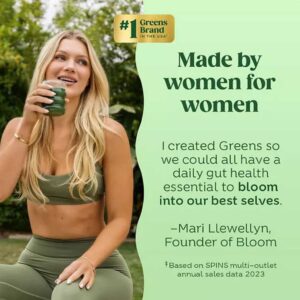 Mari Llewellyn, creadora de Bloom, sosteniendo un vaso con bebida verde.