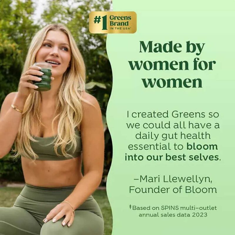 Mari Llewellyn, creadora de Bloom, sosteniendo un vaso con bebida verde.