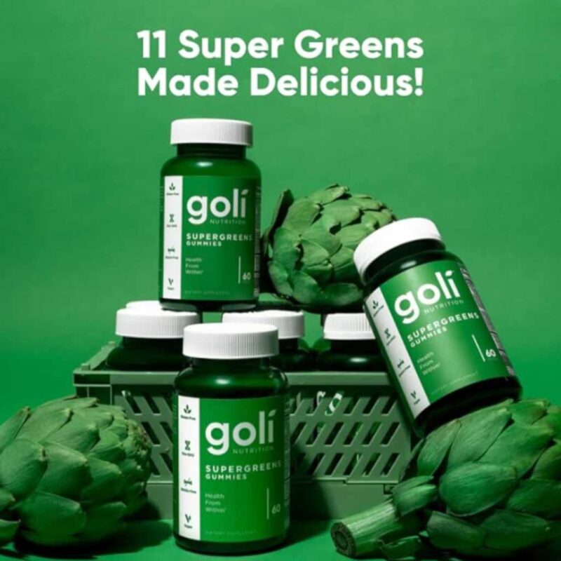Frascos de Goli Supergreens junto a alcachofas frescas, destacando su contenido de 11 supergreens.