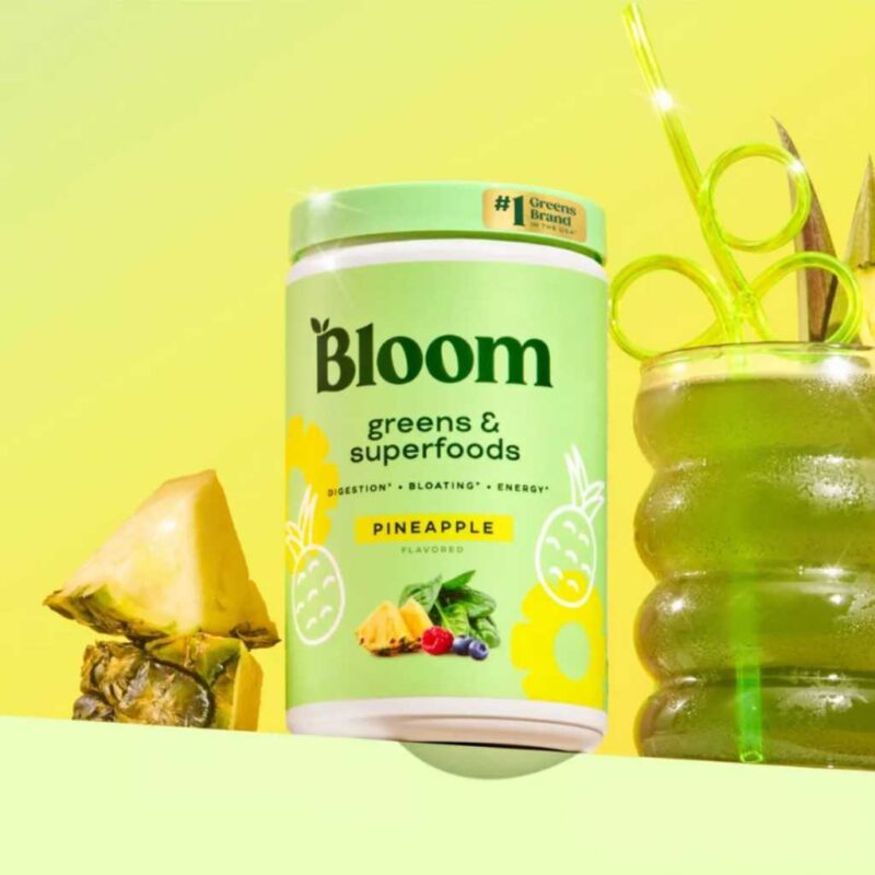 Suplemento Bloom Pineapple con bebida preparada y fondo tropical