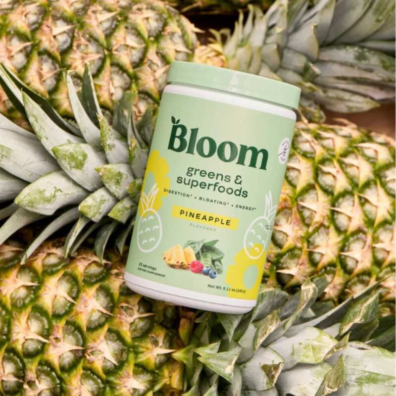 Bloom Pineapple suplemento natural rodeado de piñas frescas