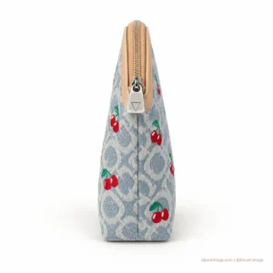 Cosmetiquera GUESS Monograma Denim con Cerezas Bordadas