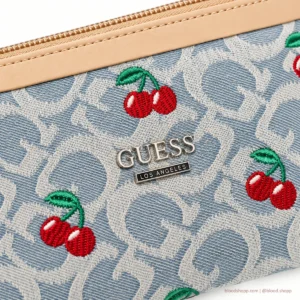 Cosmetiquera GUESS Monograma Denim con Cerezas Bordadas
