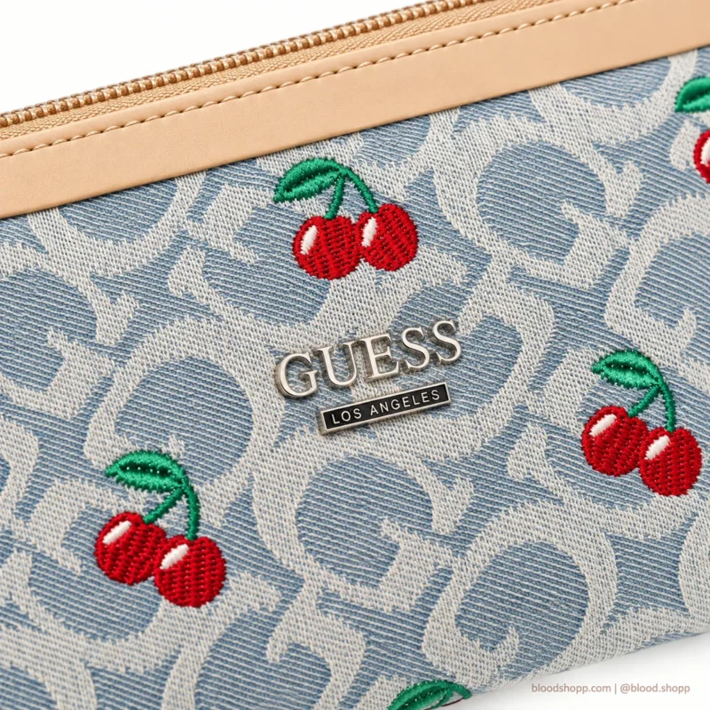 Cosmetiquera GUESS Monograma Denim con Cerezas Bordadas