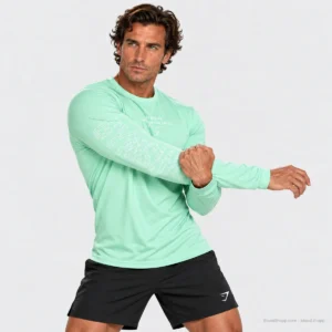 Detalle de playera Gymshark Conditioning Goods verde de manga larga