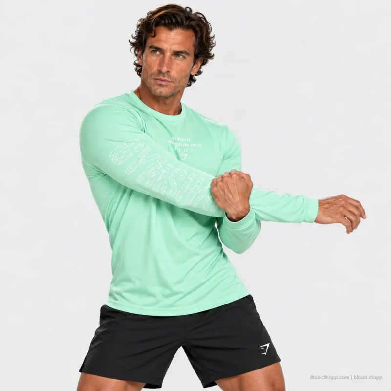 Detalle de playera Gymshark Conditioning Goods verde de manga larga